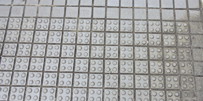 安全素材の選び方（ノンスリップは「表面」と「数値」で考える）