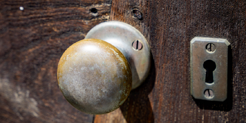 古い木製玄関ドアの老朽化サインと交換の判断基準