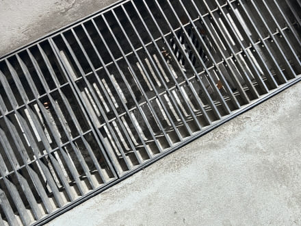 排水・勾配と滑り止めの両立