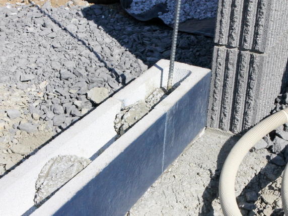 高さ・厚み・控え壁など構造の安定性