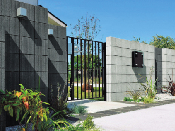 フェンスや門柱とのコーディネート例