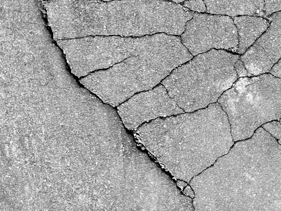 コンクリートに細かいひび割れがある