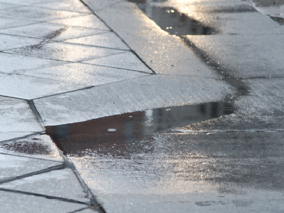 雨が降った後、水たまりができやすくなった