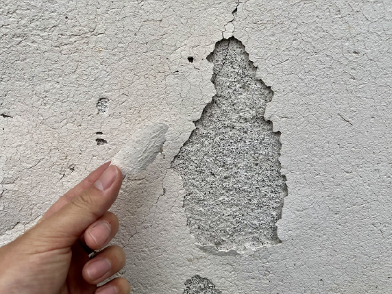 角が欠けていたり、表面が剥がれている