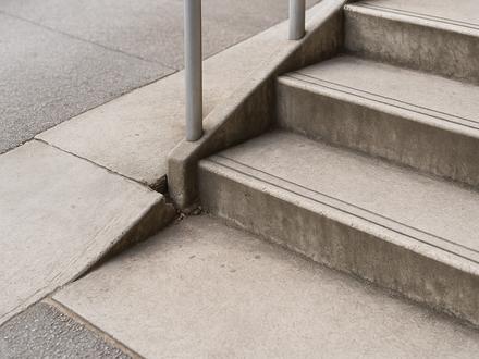 スロープや階段に段差・ガタつきがある