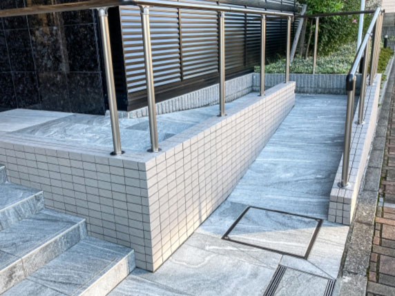 適切な勾配と排水ルートの設計