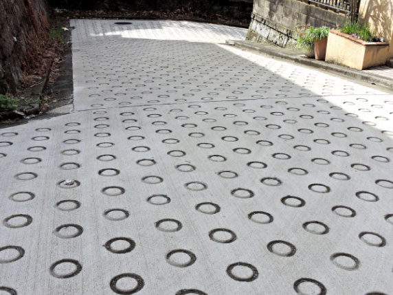 コンクリートや舗装面の勾配調整