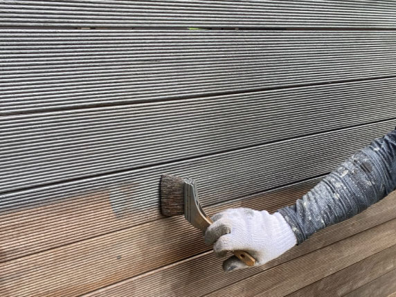 フェンスの再塗装とメンテナンス風景