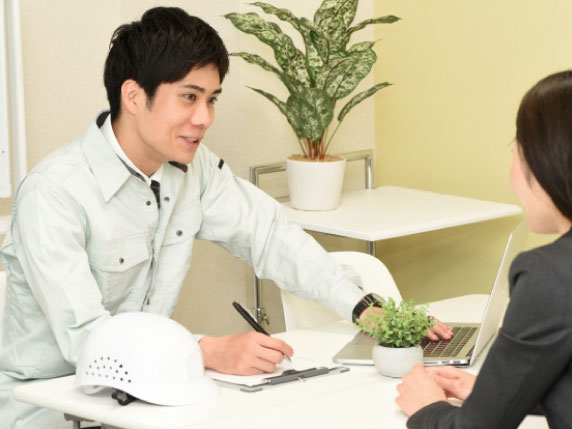 自社スタッフによるフェンス工事風景