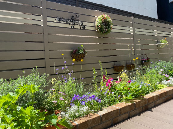 花壇・花木スペースの施工とデザイン