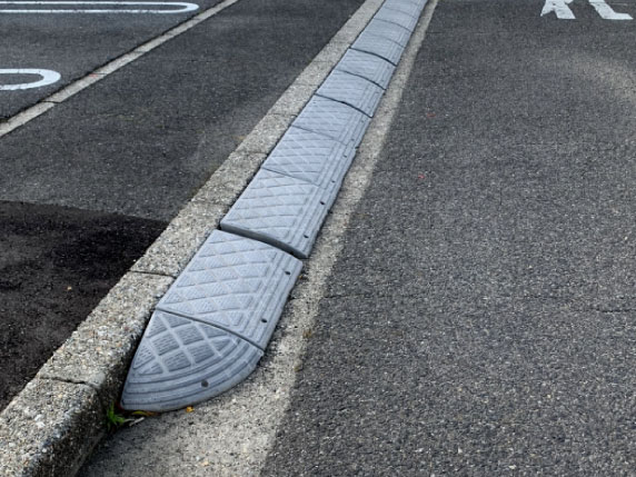 車止め・ライン引き・照明設備の設置