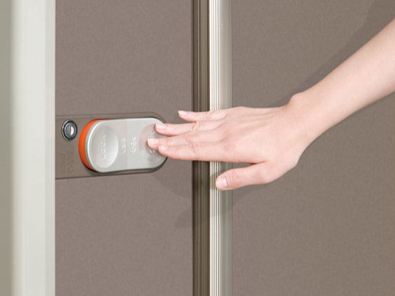 鍵付き扉・防犯ガラス・センサー照明の設置