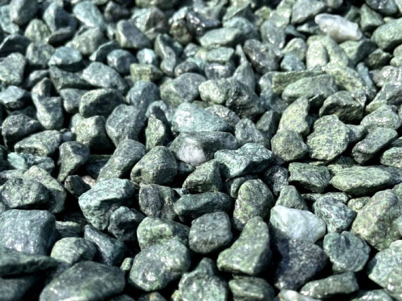 砂利の種類・色味も建物や外構と調和