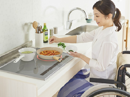 車椅子対応のキッチン・洗面台の導入