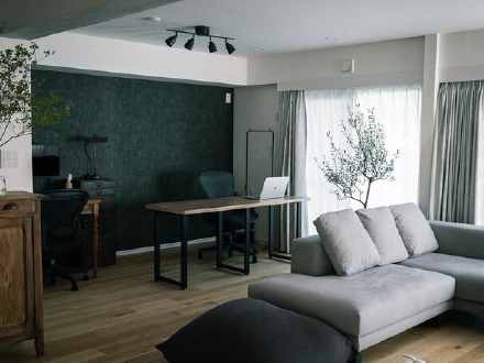 壁紙・床と合わせた巾木や建具の統一デザイン