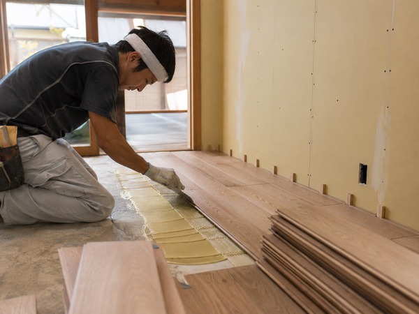 内装リフォームで床と壁の精度を調整する施工