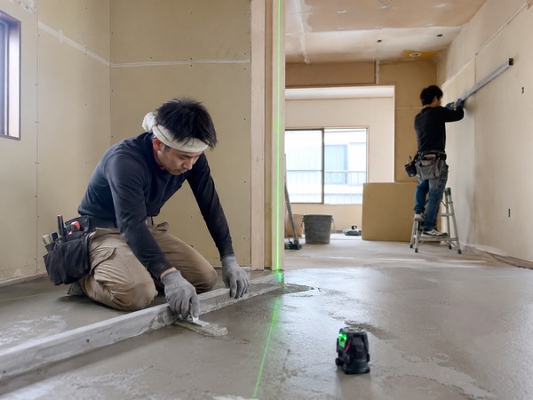 内装リフォームの床材施工と接着固定作業