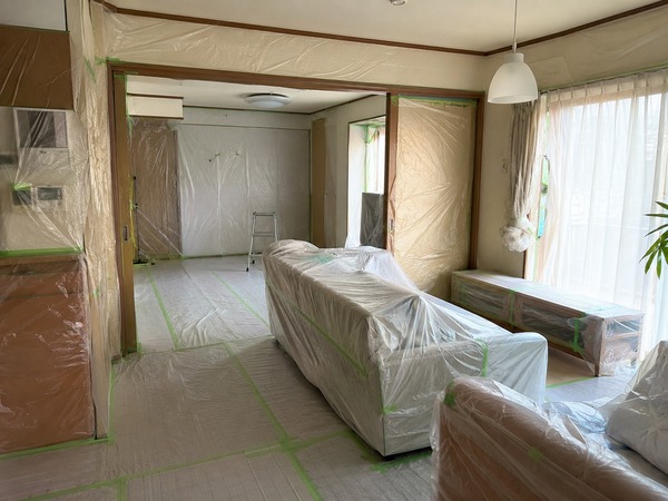 家具や床を丁寧に養生した内装リフォーム現場