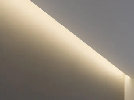 ライティングや収納を組み込んだ壁面設計