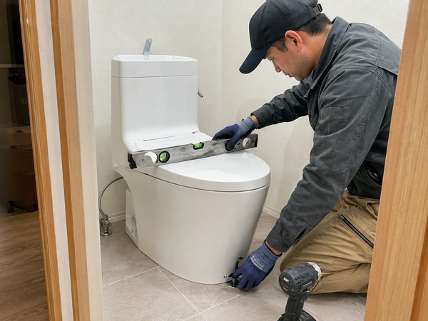 トイレ本体の水平と固定状態の確認