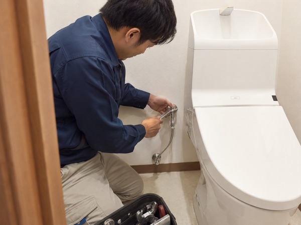 トイレ給水管の接続と通水確認