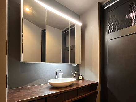 間接照明や鏡面仕上げで上質で落ち着いた空間に